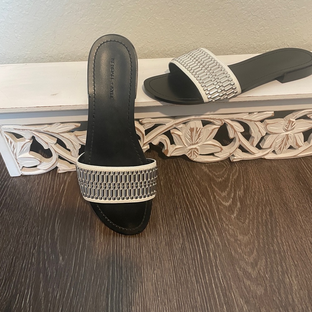 Kendall & Kylie Woman’s Slide Sandals in white with beaded silver strap. Size 8